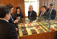 The delegation visits the CUHK Chinese Medicine Museum